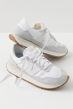 Cute Back To School Shoes For Teens, Everyday Nike Shoes, New Balance Fall Shoes, Cute Trendy Tennis Shoes, Good Tennis Shoes, It Girl Shoes 2024, Teen Shoes For School, Aesthetic Shoes Outfit, Trending Women Shoes