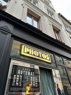 a store front with the word photo on it