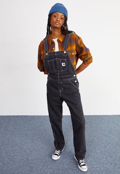 Carhartt WIP BIB OVERALL STRAIGHT - Snekkerbukse - black Black Dungarees Outfit, Nonbinary Fashion, Masc Style, Dungaree Outfit, Carhartt Bibs, Black Dungarees, Overall Outfit, Bib Overalls, Carhartt Wip