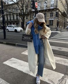 Nyc Outfits, New York Outfits, Winter Fashion Outfits Casual, Cold Outfits, Paris Outfits, Blue Scarf