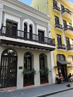 Puerto Rico House Colors, Balcony Design Architecture, Puerto Rico House, Unique Houses Exterior, Mexico House Ideas, Small House Exterior, Colonial House Exteriors, Mexico House, Craftsman Exterior