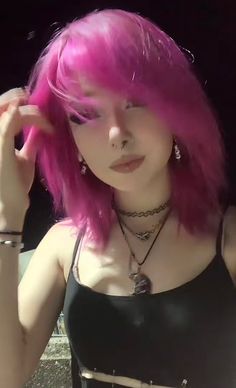 Purplish Pink Hair, Hot Pink Dyed Hair, Emo Hair Dye Ideas, Makeup For Pink Hair, Hot Pink Hair Aesthetic, Purple And Pink Ombre Hair, Alt Pink Hair, Pink Roots Black Hair