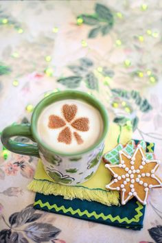 st patrick's day drinks,st patrick day St Patricks Day History, 30. Geburtstag Frau, Christmas In Ireland, Irish Coffee Recipe, Caramel Rolls, Herbal Education, Irish Wedding, Irish Coffee, St Paddys Day