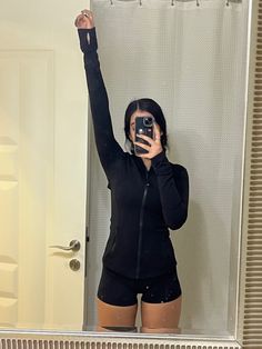 Black Lululemon Jacket Aesthetic, Black Workout Outfit Aesthetic, Lululemon Define Jacket Outfit Aesthetic, Workout Jacket Outfits, Lulu Workout Outfits, Athletic Clothes Aesthetic, Sporty Outfits Black, Lululemon Define Jacket Aesthetic, Athletic Outfits Black