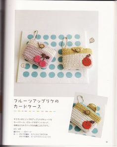 two crocheted purses are shown in japanese