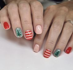 Nail Designs Christmas Holiday, Basic Christmas Tree, Matte Christmas Nails, Minimalist Christmas Nails, Christmas Holiday Nails, Chrome Christmas, Christmas Tree Nail Designs, Jewel Christmas, Christmas Tree Nail Art