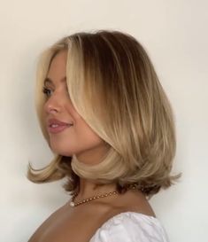 Short Hair Inspo Thick Hair, Lob Hairstyle Wedding, Layered Bob Hairstyles Blonde, Honey Blonde Bob Hair, Blonde Short Medium Hair, Short Haircut Blonde Shoulder Length, Brown Bob Blonde Highlights, Butter Blonde Bob