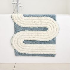 a bathroom rug with the letter s on it