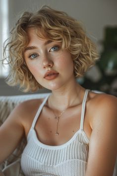 20 Gorgeous Short Haircuts For Curly Hair That Will Make You Ditch The Straightener Jaw Length Curly Bob, Curly Hair Chin Length, Choppy Curly Bob, Flippy Bob Hairstyles, Warm Blonde Short Hair, Short Fine Curly Hair, Coachella Hairstyles, Warm Bronde, Flippy Hair