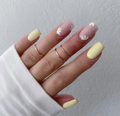 Subtle Nails, Casual Nails, Simple Acrylic Nails, Short Acrylic, Acrylic Nails Coffin Short, Summer Acrylic Nails, Short Acrylic Nails Designs, Yellow Nails