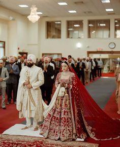 Bride And Groom Indian Wedding Outfit, Indian Wedding Outfit Bride, Punjabi Wedding Dress, Best Indian Wedding Dresses, Anand Karaj, Indian Wedding Couple Photography