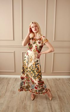 Floral Embroidered Gown Modern Mother Of The Bride Dresses, Unique Colored Wedding Dresses, Embroidered Dress Outfit, Embroidered Dress Formal, Embroidered Flower Dress, Vestidos Sport, Gown Embroidery, Mountain Chic, Mother Of The Bride Fashion