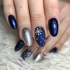 70 Stunning Christmas Nail Art Ideas and Designs - Bliss Degree Winter Toes, Merry Christmas Nails, Christmas Present Nail Art, Gold Holiday Nails, Vibe Nails, Christmas Present Nails, Nail Art Noel, Christmas Nail Art Ideas