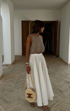 White Skirt Outfit Summer Classy, Maxi Linen Skirt Outfit, White Poplin Skirt, White Poplin Skirt Outfit, Scandinavian Fashion Summer 2024, White Cotton Skirt Outfit, Long Linen Skirt Outfit, Summer Copenhagen Style, Big Skirt Outfit