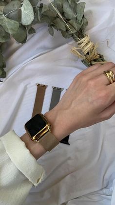 Apple Watch Ideas For Women, Good Apple Watch Band, Apple Watch Aesthetic Gold, Apple Watch On Women, Women Apple Watch Band, Luxury Apple Watch Band, How To Style Apple Watch, Rose Gold Apple Watch Band Ideas, Gold Apple Watch Aesthetic