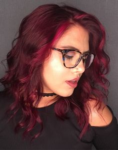 Hair Money Piece, Burgundy Hair Colors, Pink Money Piece, Brownish Red Hair, Deep Burgundy Hair, Deep Red Hair Color, Hair With Money Piece, Burgundy Red Hair