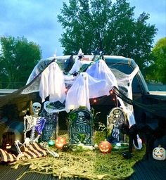 halloween decorations on the back of a truck