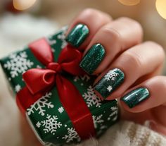 Unghie natalizie🎄i principali trend da seguire per nails all’ultimo grido✨💅🏻 Maybelline, Holiday Season