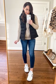 Five Winter Sneakers Outfits - Petite Style | Pumps & Push Ups Outfit Invierno 2020 Casual, Look Casual Invierno, Chaleco Outfit, Winter Outfits Petite, Petite Winter Outfits, Sneakers Outfit Winter, Outfit Casual Mujer, Jeans And Sneakers Outfit, Dress And Sneakers