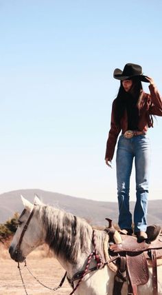 horse portrait Cowgirl Mirror Selfie, Western Cowgirl Hat, Horse Riding Outfit Women Casual, Women In Cowboy Hats, Cowboy Hat Outfit Woman Casual, Ranch Girl Aesthetic, Cowboy Asethic Outfits, Butch Cowgirl, Old Money Cowgirl