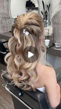 Julia Fratichelli Hair Education on Instagram: "Trendy romantic hairstyle for #bridetobe. This style is all about blending elegance with a touch of effortless charm.   1️⃣ Start with clean, dry hair and add a bit of volume at the crown. 2️⃣ Curl your hair using a medium-sized curling iron to create soft, romantic waves. 3️⃣ Take a small section from each side of your head and twist them back, securing with bobby pins. 4️⃣ Gently pull on the twists to create a fuller, more relaxed look. 5️⃣ Add a few delicate hair accessories or fresh flowers for that extra touch of bridal magic. Mine are from @mylovelyblossom   And voilà! You’ve got a stunning half-down hairstyle that’s perfect for walking down the aisle. 💕 Save this post for later and tag me if you try it out!   #halfdownhair #hairstyle Curls For A Wedding, Wedding Dos For Medium Hair, Bit Up Bit Down Hair, Half Up Half Down Wedding Hair For Medium Length, Glam Hair Styles Long Hair, Hair Accessory Wedding, Wedding Hair One Side Pulled Back Curls, Snowball Dance Hairstyles, Hairstyles For Mom Of Quinceanera