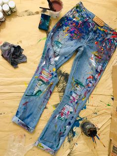 Jeans Art, Painted Shorts, Paint Splatter Jeans, Diy Jeans, Art Jeans, Moda Denim, Hand Painted Clothing, Boho Jeans, Painted Denim Jacket