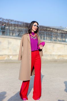 Mantel Outfit, Camel Coat Outfit, Boho Mode, Coat Outfit, Camel Coat, Red Pants, Coat Outfits, Fashion Week Street Style