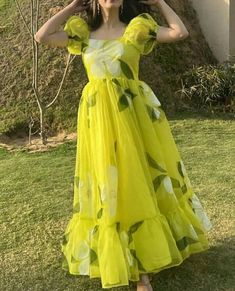 Stylish frok designs ideas Indian dress ideas stylish looks ideas Indian dress designs Organza Frocks, डिजाइनर कपड़े, Simple Frock Design, Long Gown Design, Simple Frocks, Fancy Gowns, Long Dress Design, Printed Gowns