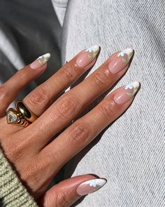 Nails 2023 Trends Flower, Mail Ideas 2023, Nails 2023 Flowers, French Tip Floral Nails, Mail Designs 2023, Wild Flower Nails, Neutral Spring Nails, Floral French Tip Nails