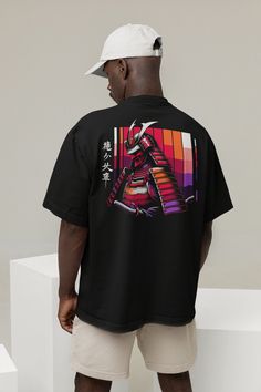 Dieses Design zeigt ein farbenfrohes und grafisch anspruchsvolles Design, das einen traditionellen japanischen Samurai in Rüstung darstellt. Der Samurai ist in Profilansicht gezeichnet und zeigt markante Details wie das Kabuto (den Helm), mit einer auffälligen Mondsichel oder Shikoro (Nackenschutz), sowie die Yoroi (Rüstung), die in lebendigen Rot- und Orangetönen mit Akzenten in Lila und Schwarz gehalten ist. * 100 % Baumwolle * Passform: Leicht Oversized * Stoffgewicht: 170 - 180 g/m²  * Nacke Artistic Multicolor Relaxed Fit Tops, Multicolor Short Sleeve T-shirt For Streetwear, Artistic Multicolor Printed T-shirt, Traditional Multicolor Printed Shirt, Traditional Printed Black Tops, Traditional Black Printed Top, Multicolor Printed T-shirt For Streetwear, Multicolor Print Cotton T-shirt For Streetwear, Artistic Multicolor Print Short Sleeve Top