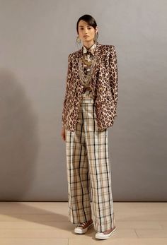 Print Mixing Outfit, Animal Print Clothes, Prints Outfit, Pattern Mixing Outfits, Mixed Prints Outfit, Mixing Prints Fashion, 2024 Street Style, Fashion Week 2024, Leopard Print Outfits