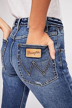 Best Boyfriend Jeans, A Boyfriend, Embellished Jeans, Jeans Distressed, Wrangler Jeans, Beautiful Clothes, Stretch Shorts