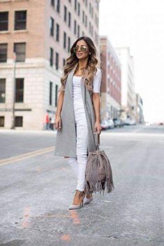 Long Sleeveless Cardigan, Gray Vest, Mode Tips, Rock Outfit, Grey Vest, Summer Work Outfits, Trending Fashion Outfits, Sleeveless Cardigan