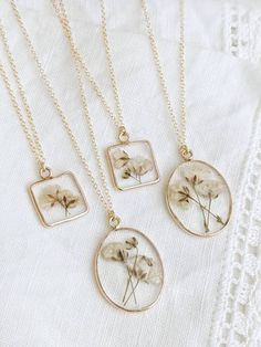 Dried Wildflower Necklace, Babies Breath Necklace, Minimalist Jewelry Gift for Her - Etsy Dried Flowers Jewelry, Dried Flower Resin Jewelry, Dainty Handmade Jewelry, Resin Necklace Ideas, Jewelry Business Ideas, Small Business Jewelry, Resin Jewlery, Spring Jewelry Trends, Custom Silver Jewelry