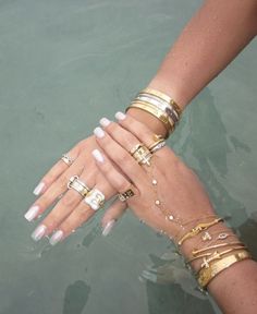 The It Girl Aesthetic, Bracelets Sets, It Girl Aesthetic, Xoxo Jewelry, The It Girl, Chica Cool, Luxe Jewelry, Make Jewelry, Jewelry Accessories Ideas