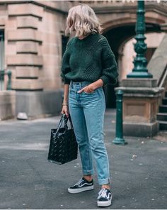 Vans Platform, Mom Jeans Outfit, Knit Jeans, Mode Inspo, Autumn Outfit, White Jacket, Jeans Outfit, Mom Outfits, Mode Inspiration