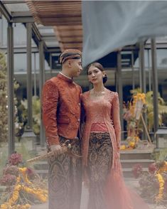 Vidi Aldiano resmi melamar kekasihnya, Sheila Dara, di depan kedua keluarga. Lamaran digelar bernuansa Jawa dengan tema warna terakota. Bridesmaid Songket, Bridesmaid Kebaya, Indonesian Clothing, Muslim Wedding Gown, Adat Jawa