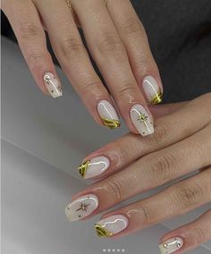 20 Chic Minimalist Christmas Nail Designs - The Mood Guide