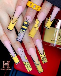 🐝 nail inspo! by @hnnailsbyhoney 💕😍 Show your love in the comment👇 Bumble Bee Nails, Long Nail Art, Nail Polish Kit, Tapered Square Nails, Nail Foil, Nail Polish Gel, Long Nail Designs, Nails Design With Rhinestones