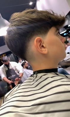 Fade Bajo, Taper Fade Long Hair, Undercut Curly Hair, Fade Haircut Styles, Anime Haircut, Mens Haircuts Short Hair, Low Fade Haircut, Men Haircut Curly Hair