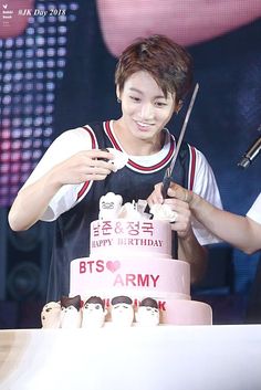 Jeon Taehyung, Jungkook Birthday, Bts Jungkook Birthday, Wallpaper Trends, Bts Lyric, Happy Birthday Cakes