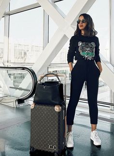 Casual Airport Outfit, Cute Airport Outfit, Casual Travel Outfit, Airport Travel Outfits, Airplane Outfits, Fall Travel Outfit, Unique Vehicles, Fashion Travel Outfit, Oktoberfest Outfit