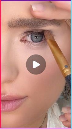 Smudged kohl eye look Simple smokey Beginner smokey eye #smokeyeyemakeup #smokeyeyes #smokeyeyetutorial #smokeyeyeshadow #kohlsmokey #beginnersmokeyeye #smudgedsmokeyeye #easysmokeyeye #simplesmokeyeye #smokeyeyemakeupstepbystep #kohlpencileye #kohlsmokeylook #smokeymakeup Best Hooded Eye Makeup, Hooded Eye Smokey Makeup, Hooded Eye Tutorial, Smokey Eye On Hooded Eyes, Smokey Eyes For Hooded Eyes, Very Hooded Eye Makeup, Easy Hooded Eye Makeup Tutorials, Smokey Hooded Eye, Smokey Eye Makeup Hooded Eyes