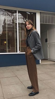 Brown Blazer Outfit, Minimal Clothes, Lizzy Hadfield, Stylish Fall Outfits, 20s Fashion, Winter Outfit Inspiration, Autumn Outfit, Work Attire