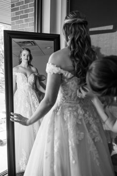 Must Have Wedding Photos Getting Ready, Pictures To Take On Wedding Day, Wedding Photo Ideas Getting Ready The Bride, Wedding Bride Getting Ready Photo Ideas, Wedding Morning Photography, Bridal Photos Getting Ready, Wedding Getting Ready Photography