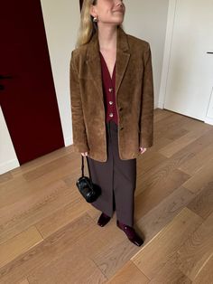 Dark Brown Corduroy Jacket Outfit, Dark Brown Suede Jacket Outfit, Winter Brown Corduroy Blazer, Vintage Corduroy Blazer For Fall, Tan Suede Jacket Outfit, Suede Blazer Outfit, Corduroy Blazer Outfit, Brown Suede Jacket Outfit, Oversized Brown Corduroy Outerwear