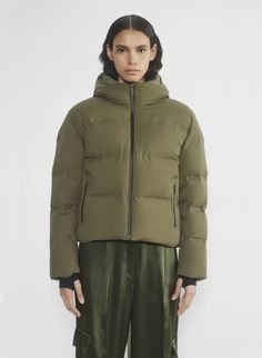 Aritzia Puffer Mid, Superpuff Long Aritzia, Winter Outfits Snow, The Super Puff, Short Puffer Jacket, Super Puff, Waterproof Fabric, Puffer Jacket, Winter Outfits