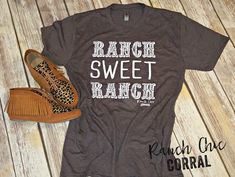 Cowgirl Clothes, Nfr Style, Nfr Fashion, Brown Tee, Western Boutique, Rodeo Life, Rodeo Fashion, Cute Shirt Designs, Western Chic