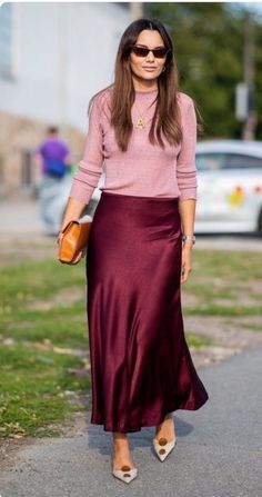 Rok Outfit, Burgundy Outfit, Burgundy Skirt, Midi Skirt Outfit, Silk Midi Skirt, Maxi Rok, Looks Street Style, Slip Skirt