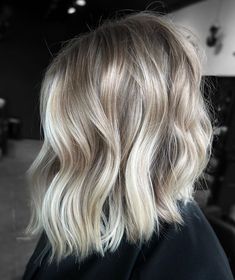 Messy Bob Hairstyles Ash Blonde Lob, Ash Blonde Balayage Short, Blonde Lob Hair, Messy Bobs, Ash Blonde Short Hair, Cool Blonde Balayage, Blonde Highlights Bob, Dimensional Highlights, Ash Blonde Bob